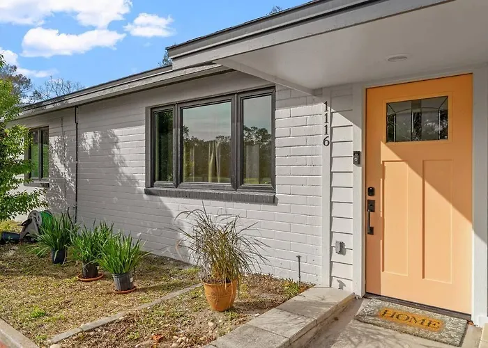 Smart Bungalow: 10-Min To Uf, Central Location
