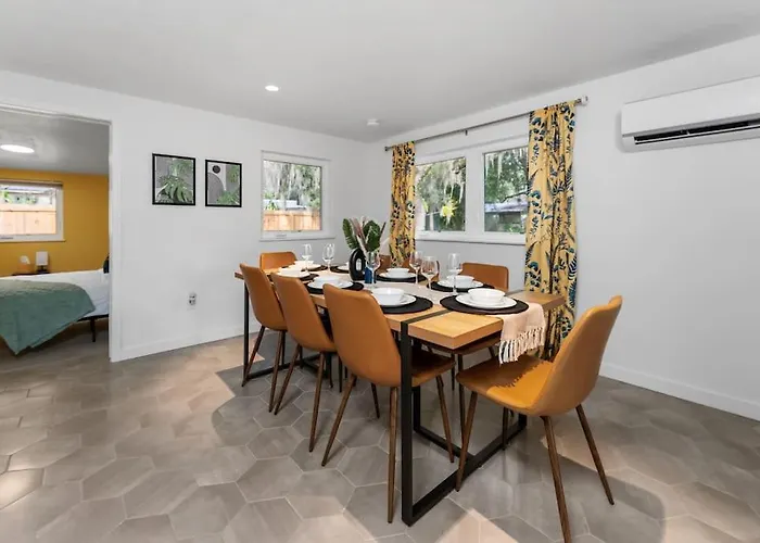 Smart Bungalow: 10-Min To Uf, Central Location