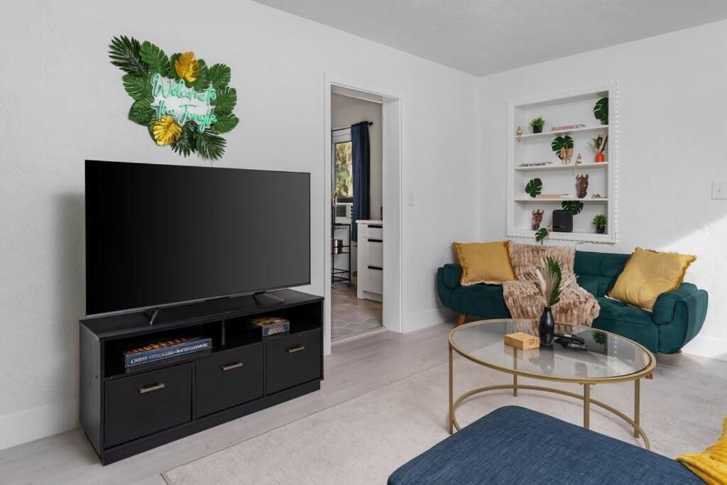 Holiday home Smart Bungalow: 10-min To Uf, Location